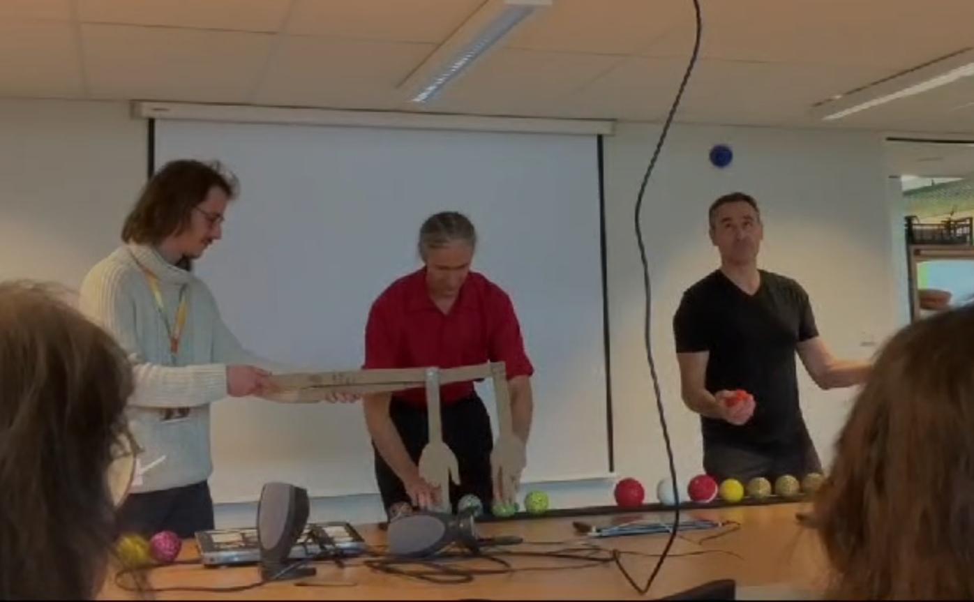 Première expérience informelle lors de l’HCERES du labo en novembre pour constater si des indicateurs visuels (deux mains en carton) montrant quelles balles prendre peuvent assister le jongleur.