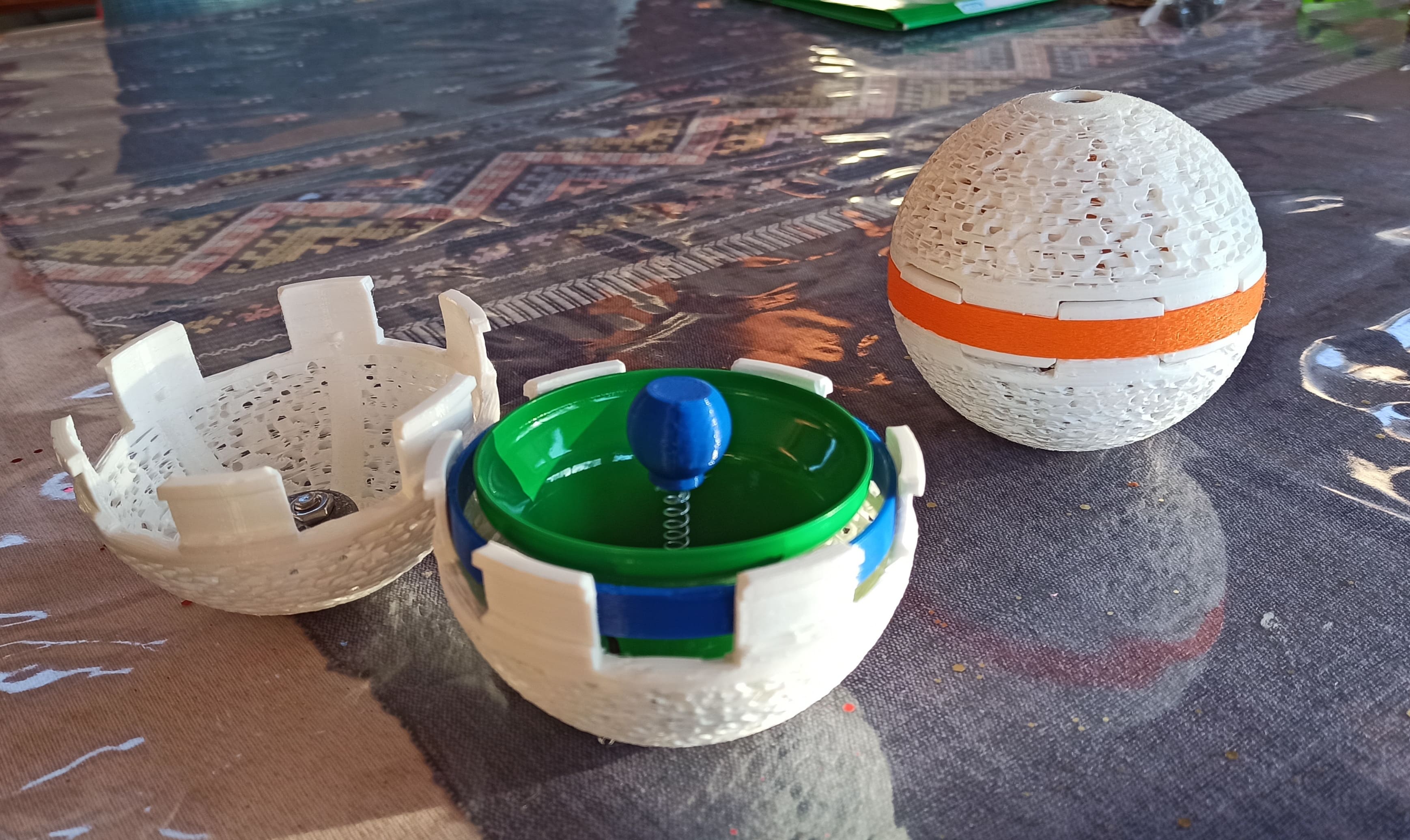 Deux balles musicales : lorsque l’on rattrape la balle bleue, la cloche qu’elle contient émet un Sol; de même avec un Ré pour la balle orange.