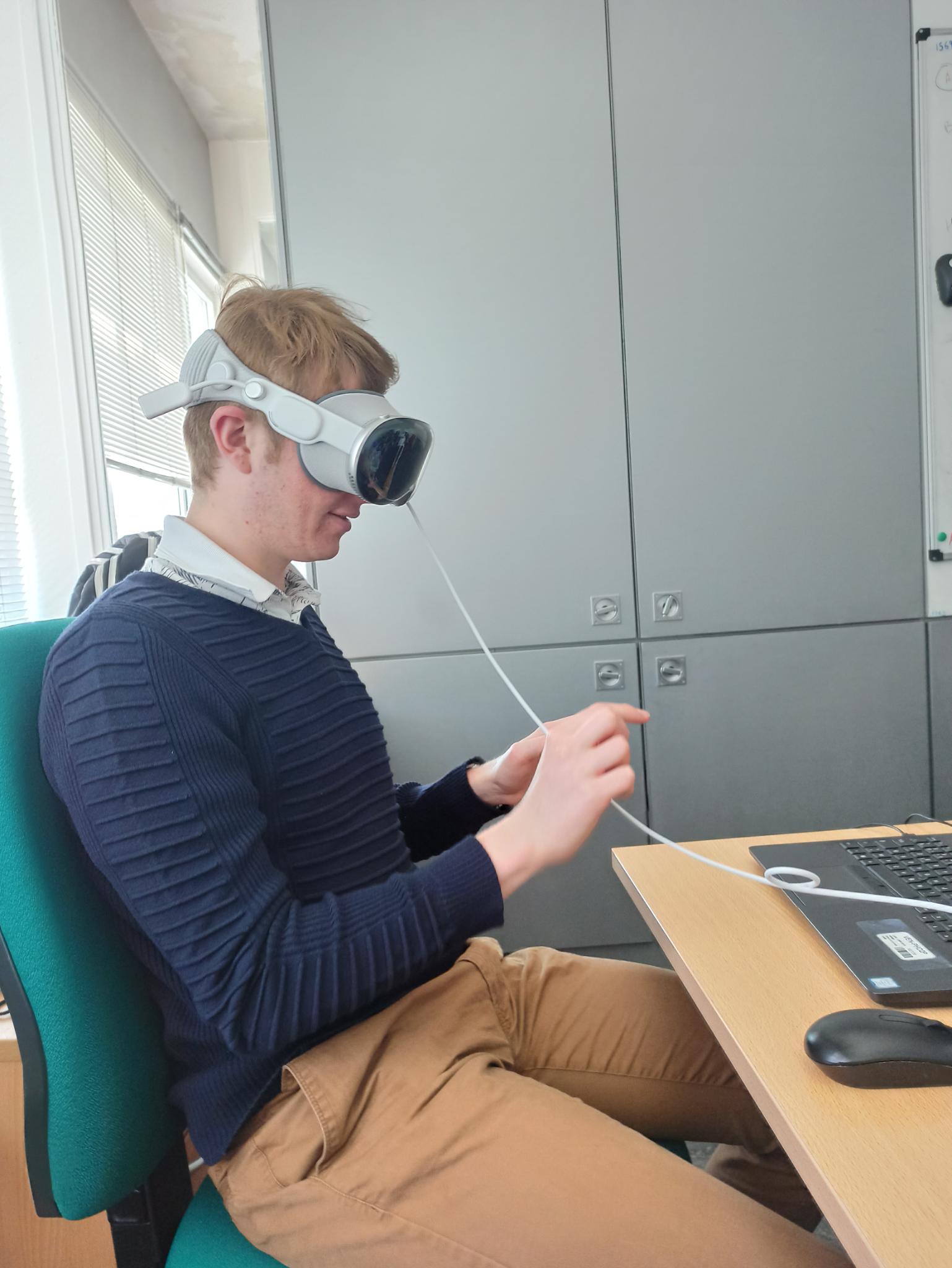 Kylian Richard en pleine jonglerie virtuelle.